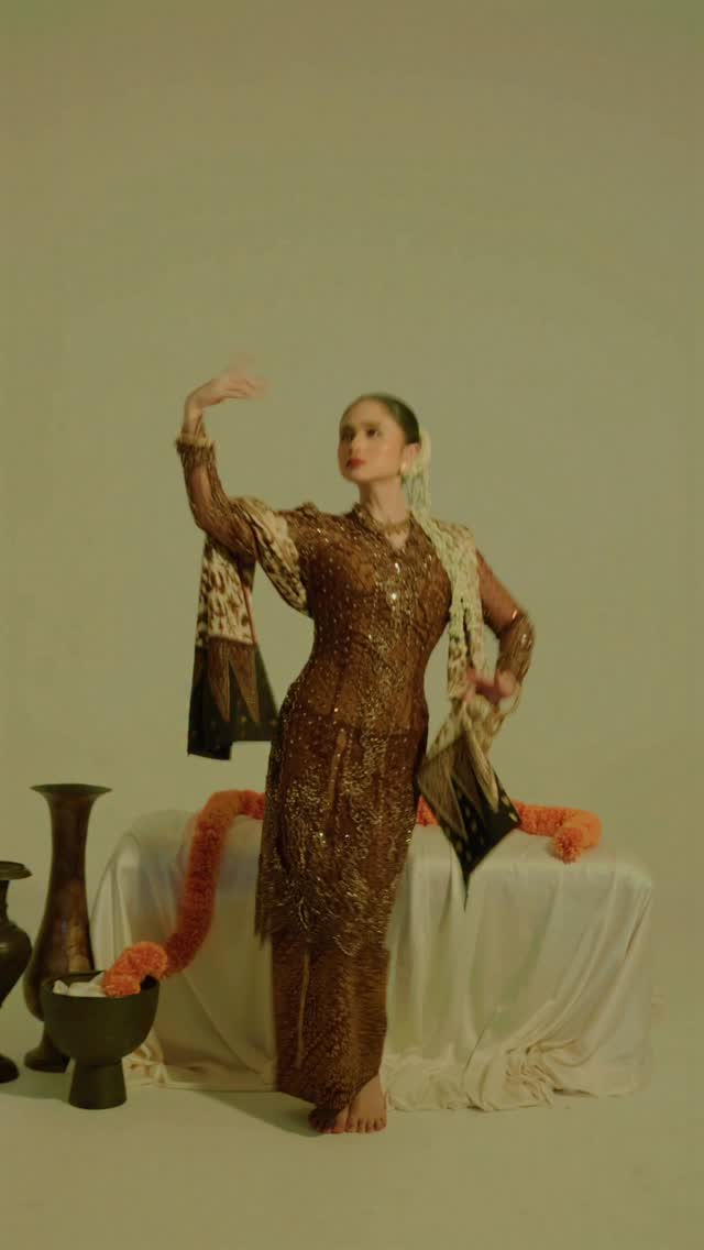 Rancangan Svarna by IKAT Indonesia dalam @tissabiani , menghadirkan keindahan yang terinspirasi dari akar Nusantara.Nuansa cokelat bumi dipilih sebagai pengingat untuk tetap membumi, kembali pada asal dan makna. Dipadukan dengan batik Jawa motif Udan Liris serta siluet kebaya dengan kemben, menciptakan harmoni yang tenang dan berakar.Sebuah interpretasi sederhana tentang tradisi yang terus hidup dalam sentuhan masa kini.Berkolaborasi bersama:Makeup: @bubahalfianMakeup Ast: @diahsmakeupHair: @ardndutVideography: @venemapictures @kevinbudikase @albertwongkar Studio: @studiosada_Fashion Styling & Set Design: @_prologdesign @ghinarizqi @dnsalsaulia @agriphina_c