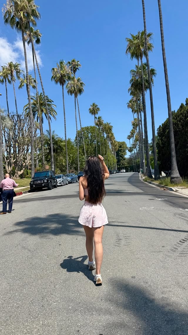 Oupsi… m’en voulez pas je fais quelques dégâts à Los Angeles pourtant je fais vraiment attention à pas faire tomber mes fesses au sol depuis que j’utilise @bestrong_app 🙄Quelques tips pour tes booty workout Bestrong :1. Les fessiers adorent les mouvements lents… surtout quand tu redescends. La phase où tu “freines” le mouvement (descente d’un squat, d’un RDL, d’un hip thrust…) crée énormément de tension musculaire. Beaucoup vont trop vite pour “sentir le burn”, alors que contrôler la descente change totalement le stimulus sur le muscle.2.Les fessiers, ce n’est pas “un” muscle. Et c’est souvent LA raison pour laquelle certaines voient peu de changement malgré leurs séances.➡️ Le grand fessier = volume, galbe, projection vers l’arrière➡️ Le moyen fessier = côté du fessier, stabilité, effet “arrondi” sur les hanches3. Tes fessiers ne grossissent pas pendant le workout. Ils grossissent quand ils récupèrent. Le problème des “booty challenge” à faire tous les jours = tu congestionnes… mais tu ne construis pas. Un vrai développement des fessiers = surcharge progressive + récupération suffisante + assez de calories/protéines.Sur @bestrong_app ￼, les séances sont pensées pour évoluer intelligemment au lieu de juste “brûler” ou « charger lourd au max » sans penser au placement. 💞 by @karoline.ro