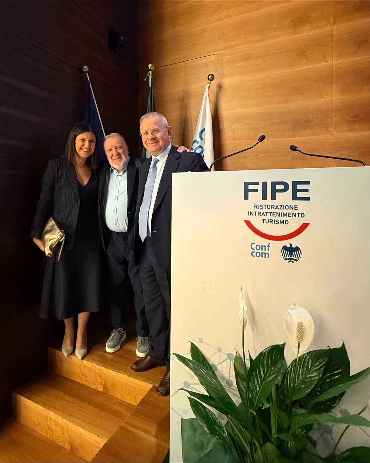 Tra confronto, visione e valorizzazione della ristorazione italiana: il 6 maggio a Roma per l’Assemblea Ordinaria @fipe.confcommercio e il Galà per la @giornatadellaristorazione , appuntamenti che hanno riunito istituzioni, imprese e protagonisti del settore da tutta Italia.

Presenti per l’Associazione Ristoratori e Albergatori Albesi il Presidente Massimo Camia e Chiara Bergadano, responsabile Marketing. 

Nel corso dell’Assemblea, il Presidente FIPE Lino Enrico Stoppani ha richiamato il valore della ristorazione come impresa e patrimonio del Paese, sottolineando l’importanza della qualificazione del settore e della sua crescita culturale e identitaria. Un passaggio è stato inoltre dedicato alla “Cucina Italiana”, recentemente riconosciuta Patrimonio UNESCO per l’Umanità, simbolo del contributo della ristorazione alla cultura e al bene comune.

La giornata si è conclusa con il Galà della “Giornata della Ristorazione” presso lo Spazio Field - Palazzo Brancaccio, alla presenza di rappresentanti delle istituzioni e del mondo della ristorazione, tra cui il Ministro dell’Agricoltura @francescolollobrigida . Ospite della serata anche @paolocevoli , noto comico e personaggio televisivo, da anni attivo anche come imprenditore e consulente nel settore della ristorazione, capace di raccontare con ironia e competenza le dinamiche del comparto.

Un’importante occasione di rappresentanza, incontro e condivisione per valorizzare il ruolo della ristorazione italiana e delle eccellenze del nostro territorio.

#FIPE #GiornataDellaRistorazione #RistorazioneItaliana #AscomAlba