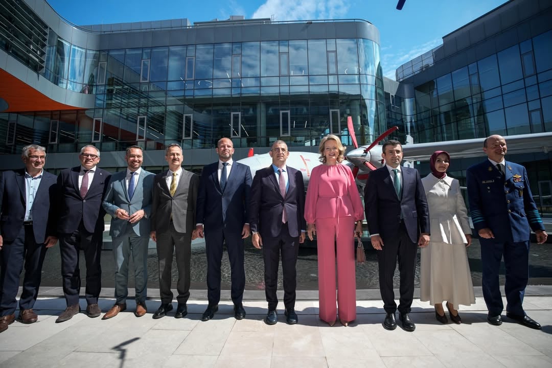 Belçika Kraliçesi Majesteleri Mathilde Marie Christine Ghislaine ve beraberindeki heyet, Özdemir Bayraktar Milli Teknoloji Merkezimizi ziyaret ettiler. 🇹🇷🇧🇪Kendilerini ağırlamaktan şeref duyduk. Her Majesty Queen Mathilde of Belgium and her accompanying delegation visited the Özdemir Bayraktar National Technology Center. 🇹🇷🇧🇪We were honored to welcome Her Majesty and her delegation. by @selcuk79