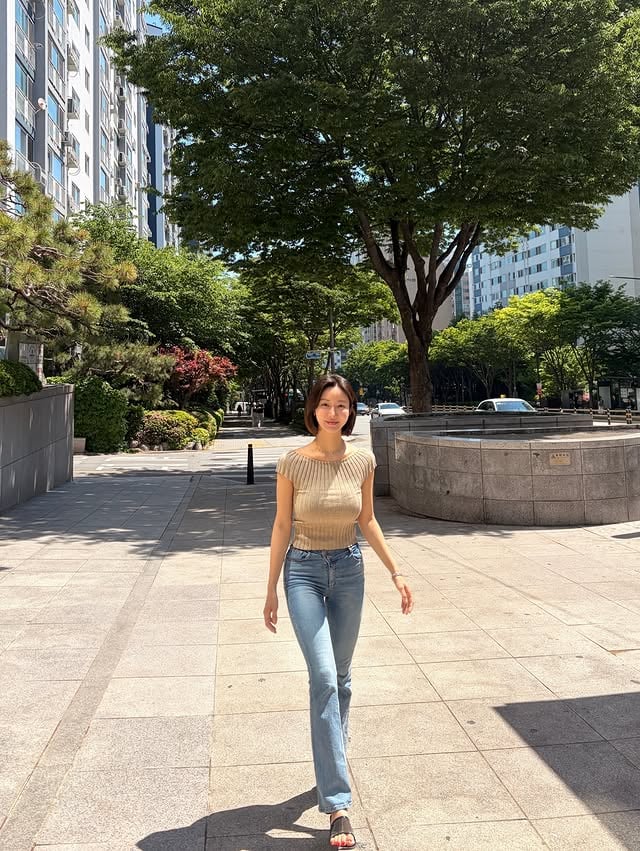 요즘은 예전처럼 무조건 덜먹는 관리보다몸 컨디션 챙기는 게 더 중요하다고 느끼는 중이에요🌿그래서 가능한 채소도 자주 챙겨 먹으려고 하고!운동 못 가더라도, 걷기나 스트레칭 같은거라도 꾸준히 하려고 노력 중인데.막상 촬영 있거나 식사 시간 불규칙해지면 루틴 지키는 게 쉽진 않더라구요 💧그래서 많이 먹은 날 혹은 관리가 필요한 날에는늘 부담 없이 간편하게 챙길 수 있는 것들도 같이 들고 다니는데,그 중 하나가 그레인온 캡슐레이션효소!! ◡̈식후 한 포 먹어주기만 하면 되고!!가방에 쏙♥️ 들어가서 챙기기 편해서바쁜 날엔 밥먹고 꼭 이거라도 챙겨먹어요🤍(근데 고구마맛 너무 맛있어서 지인들도 한포이상 먹게되는데… 사실 저도 자꾸 더 먹는데..그럼 안될거에요..ㅋㅋㅋㅋㅋㅋㅋ)그리고 저는 제가 평소에 진짜 꾸준히 먹고 쓰는 것들 아니면,인스타나 유튜브에서 광고 자체를 안해요. 절때!주변에서도 제가 추천하는 건 믿고 간다, 믿고 산다 이런 얘기 많이 해주시는데 ㅋㅋ이 제품도 제가 직접 챙겨 먹어보면서 편하게 손이 가서 소개해보게 됐어요 ◡̈맛있게 관리할수 있는 아이템은 진짜 소듕해💗다들 여름이 다가오니까 건강하게 관리해보아요🫶🏻#광고#건강루틴#데일리루틴#캡슐레이션효소#그레인온 🌱 by @hanguru0529