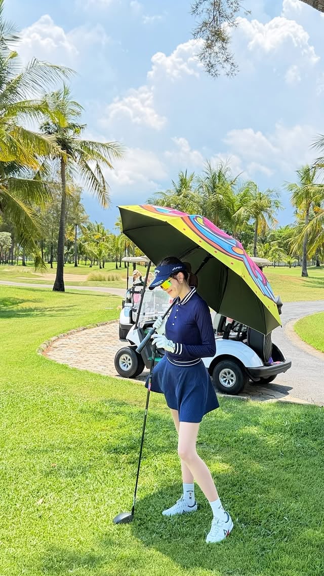🥰ให้ภาพเล่าเรื่อง….. ออกรอบครั้งแรก^^ ปกติลงสนามแบบแกล้งๆ (ยาวนิด แต่จากใจเลย) 

อย่างอื่นเลยต้องบอก เชนบิ้วให้เล่นมาตั้งแต่ 3ปีที่แล้ว ส่วนตัวถามว่ากีฬานี้เป็นยังไง ตอบเลยว่า ต้องมีเวลาหายไปทั้งวัน  ตบตีกันมา 1ปี เต็มๆ ส่วนนึงรู้สึกว่า ช่วงหลังคอนเทนดื่ม ปาร์ตี้ในสนาม ออกมาเยอะ คำว่ากีฬาจิงๆมันหาย เลยยิ่งไม่ชอบเข้าไปใหญ่ 

มาวันนี้ ได้ลองไปซ้อมไดร์ฟกับเชน ยกความพยายามของนาง ที่ใจรักการตีกอล์ฟมาก พูด ลากพาออกไปซึมซับ สอนในความรู้เท่าที่ตัวเองมี แล้วเอาตรงๆคือปัญหาในบ้านของเราตอนนี่ คือทะเลาะกันอยู่เรื่องเดียวคือ เรื่องตีกอล์ฟเลย 

ใจเราพยายามปรับหาตรงกลาง จนวันนี้ใจอ่อน ลองเปิดใจทำอะไรในสิ่งที่เชนชอบ 
#สรุปคือ…… เปิดปุ๊บ ออกยากเลย อุปกรณ์มาเพียบ งานเข้าล่ะ ด่าไว้เยอะด้วย5555 (ขำๆ เอาจิงๆคือยอมเล่นเพราะนาง ยังคงต้องโฟกัสเวลาให้บาลาสอยู่ดี ท่องไว้ ไม่ติดๆๆๆๆ #อ่านต่อในคอมเม้นนะคะ