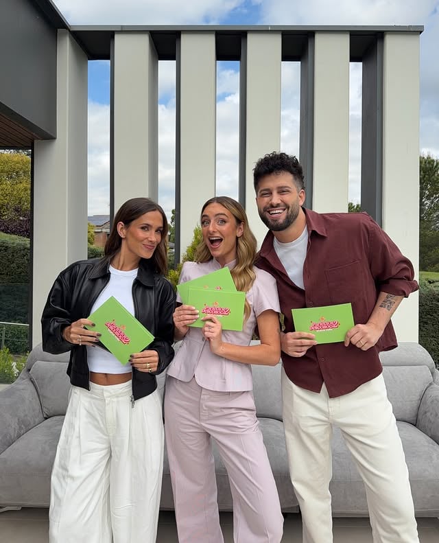 1. bienvenidos a… EL PRIMER PROGRAMA! lo emitimos el domingo a las 20.30 en mi canal de YT 2. me ha derretido el corazoncito lo bien que se han llevado los candidatos. se han apoyado muchísimo entre ellos y pa que engañarnos… también han ligado DEMASIADO para mi gusto 😂3. más de mis lindos niños siendo una familia que se apoya hoy, me parece precioso el grupo que se ha formado hoy 4. empecé el día histérica perdida porque admiro muchísimo a mis consejeros de hoy, sentía que estaba en un sueño 😴 5. pero en cuestión de minutos nos convertimos en “LAS CHICAS MALAS” un grupito de chismosos con muuuy buen ojo 6. me ha hecho muy feliz montar algo tan tocho, MIRA QUE DE EQUIPO!! 7. que despliegue técnico esque estoy proud chica 8. me ves y dices esta chica es presentadora? 9. foto con Pili q ha venido desde Málaga a apoyar a su amiga te queremos by @nataliaxpr