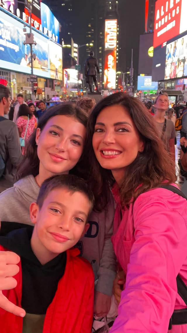 “Mamma” ❤️Come può una parola cambiare tutto?Eppure succede… ogni volta 😍Cosa significa davvero?Avere dentro un amore così grande da sapersi prendere cura di qualcuno più di sé stessi. Buona Festa della Mamma 🫶🏻 by @alessiamanciniofficial