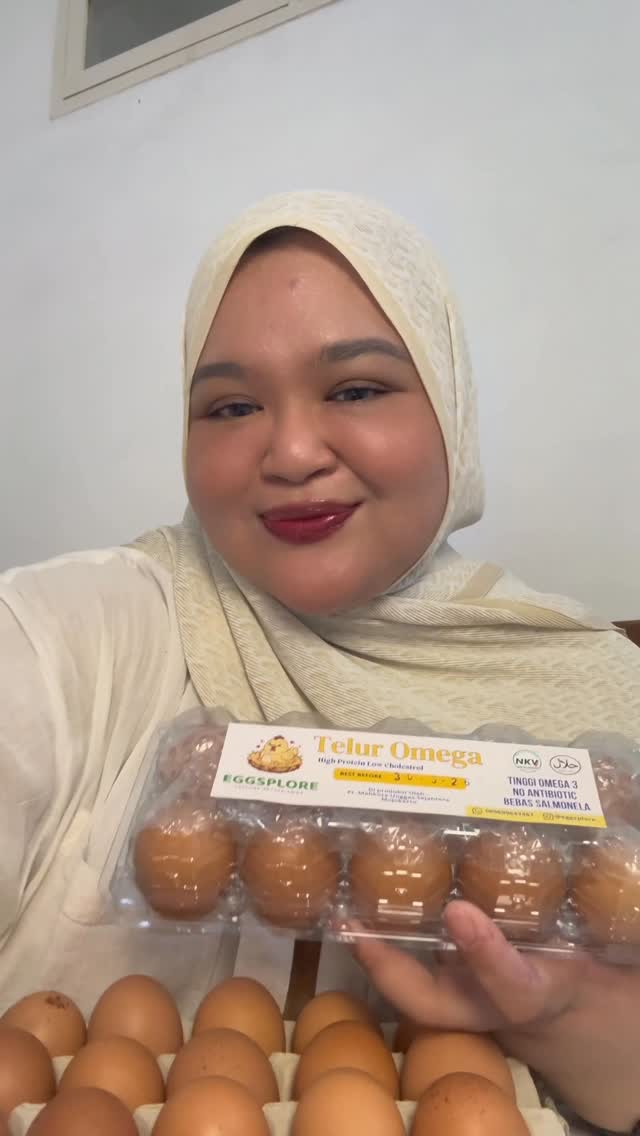 Gila-gila telor ga tuh? Sehari aku konsum 2-4 telor omega buat diet juga… dan aku ga bingung karena selalu gampang beli di @eggsplore_, tinggal DM atau WA, langsung diantar… dan lagi ada promo GRATIS ONGKOS KIRIM. .Kata aku, kamu langsung DM admin @eggsplore_ sekarang buat order telor omega deh. Karena menurut aku telor omega itu enakkk banget. Karna low cholesterol dan anti bakteri, makan telor omeganya @eggsplore_ ga akan bikin masalah jerawat atau bintit. Yang ada malah tinggi protein dan bagusss buat diet. 💪🏻🍳 by @tyasnastiti