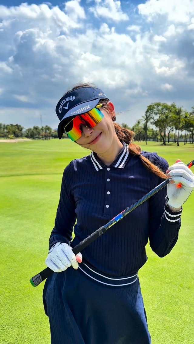 ผมจำได้เลย…ตอนที่ออกรอบครั้งแรก🏌🏻⛳️ในชีวิตผมนี่ตีไม่โดนลูกด้วยซำ้จนหงุดหงิดหยิบลูกกอล์ฟมาขว้างแม่งเลย😅…

🏌🏻‍♀️แต่แพรกลับอดทนตีทุกลูกจนจบ👏🏻👏🏻👏🏻จดสกอร์จิงแบบนับทุก Shot เปะๆ In 75 Out 75 สกอร์รวม 150 เก่งมากๆแล้ววกับคนเรียนกอล์ฟ 1 ครั้งแล้วออกรอบเลย🙀🙀🙀…ขอบคุณมากๆน้าที่มาร่วมทำในสิ่งที่เชนชอบ❤️รู้ว่าร้อนแหละแต่ก็สู้😘

ขอบคุณผู้สนับสนุนใจดีสุดๆ @leonian_thailand  ถ้าไม่ได้ไม้ดีๆตีง่ายอย่าง Callaway Quantum Max Fast แพรน่าจะท้อมากกว่านี้😅😍😅😍#teamcallaway 

ขอบคุณ @profolkchannel ที่คอยประกบให้แพรมีกำลังใจในการตีและสอนได้เข้าใจง่ายมาก

ขอบคุณสนาม @royallakeside ที่สวยจนแพรติดใจอยากมาซำ้อีกไม่รู้เพราะสนามหรือเพราะอาหารอร่อยเว่อมาก😋😋😋

มาดูกันว่าแพรจะใช้เวลาเท่าไรในการตำ่กว่า 100 น้าาลุ้นนนนนๆๆๆๆ😎