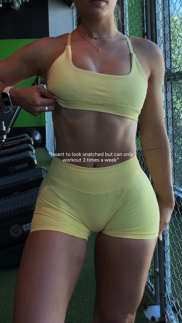 You want those snatched ratios but can only workout 3x per week? i got youuuu 😌 To get that itty bitty waist looking as small as possible we are going to want to focus on our back and glutes, so your days will be centred around this with not neglecting other lower and upper muscles that will help us be strong, defined gals!! This is an example of a good split to start growing your ratios with little gym time, perfect for you busy ladies ⏳ SAVE to try it out later and let me know if there is any other splits you’d like to seeAll fits @aybl code ‘BETH’ to save 💘 by @bethgouldd