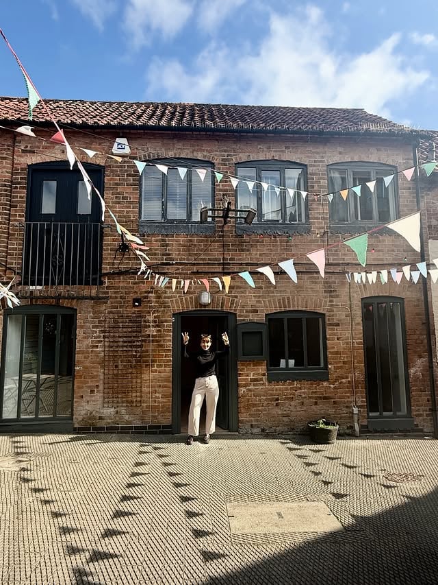 📣 TM Update!As life evolves and opportunity knocks, we are delighted to announce that we are soon to be moving the Tori Murphy office and studio closer to home in our new town of Southwell, Nottinghamshire ✨You can visit by appointment and we look forward to settling into this creative community and glorious part of the world. 🤍 The Tori Murphy showroom, featuring English fabrics, made to measure curtains, blinds, headboards, trims, accesories and more is excitingly going to be popping up in London for 6 months... But where? All to be revealed ... 🇬🇧 So it’s a fond farewell to beautiful Belvoir, what a wonderful couple of years we’ve had there and now on to this next chapter of the business.Stay tuned as our new plans are unveiled to see where you’ll be able to find us... Once we return from holiday, June is going to be rather busy! 👀 by @torimurphytextiles