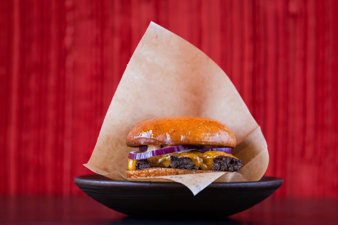 Our Popl Cheeseburger 🍔Organic Danish beef, red onions, cheddar, and of course our own Popl sauce.Dine in or take it to-go in the summer sun ☀️ by @poplburger