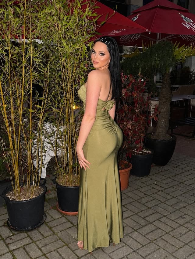 A whole vibe in olive green🦚 by @nicoleta.emilia.23