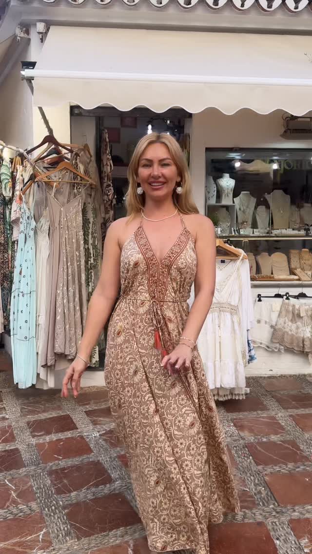 Elena ❤️🌴 #marbellashopping #summerdress by @janamariaherz