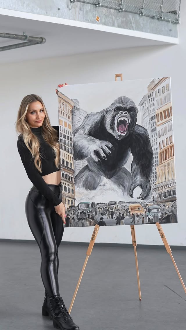 Finish this painting with me 🦍🔥 & say hello to King Kong No 3 😅 irgendwie lässt mich dieses Motiv nicht los und es ist tatsächlich schon das dritte Mal dass ich ihn male, obwohl ich gestehen muss den Film nie gesehen zu haben 🫣😬Als ich meinem Dad vor kurzem das Motiv gezeigt habe kam von ihm nur lachend der Satz ‚schon wieder so ein Affe‘ - aber wie aber wie sagt man so schön ‚alle guten Dinge sind drei’ ✨😌 wie findet ihr es? by @stephaniebaessler