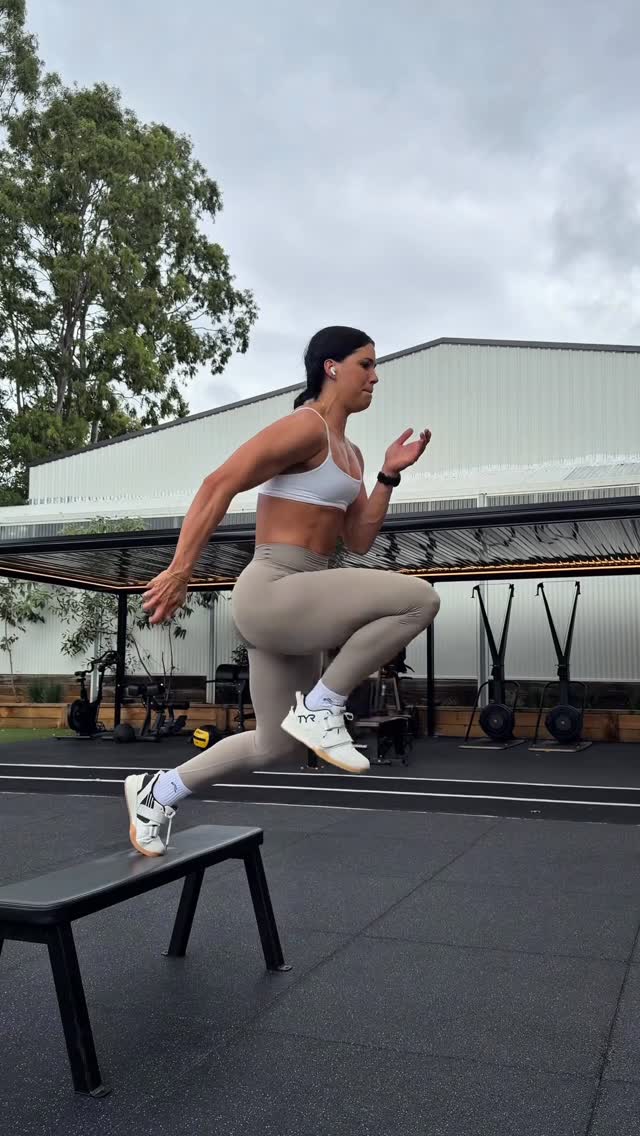 How to progress seated straight leg box jumps ⚡️Plyometrics are so important for speed, explosiveness and athletic performance, but progression matters. A lot. You can’t just jump into advanced movements and expect your body to adapt without increasing injury risk. Building reactive strength and stiffness takes time, patience and consistency.A few ways I like to progress into seated straight leg box jumps:• warm up properly • start with normal standing box jumps • progress into seated jumps without a box first • slowly increase height over time • add in exercises like squat jumps + band resisted squat jumps to build reactive power off the ground There are progression options with every exercise you do. Master the basics first, then build!✨Wearing @oneractive new collection - c0de DESI to save ✨#trainingploymetrics #coaching #athletetraining by @desijohnsonn