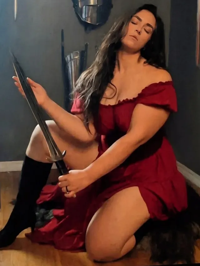 Every girl needs her emotional support weapon and mine is this Celtic leaf blade ✨⚔️💅 absolutely inspired by the beautiful art of @sarawired ! 😍✨ Medival, witchy pinup with weapons is my vibe, good stuff 🤌 by @allytheamazon