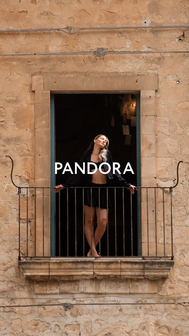 Day to night s novou letní kolekcí od Pandora ✨🌊🐚Kolekce inspirovaná létem, oceánem a vzpomínkami na dny u moře. Miluju, jak se jednotlivé charms dají kombinovat do casual denních outfitů i elegantnějších evening looků.Sbírám malé letní vzpomínky a nosím je jako šperky ✨#Pandora #BeLove @theofficialpandora by @martinka_tres