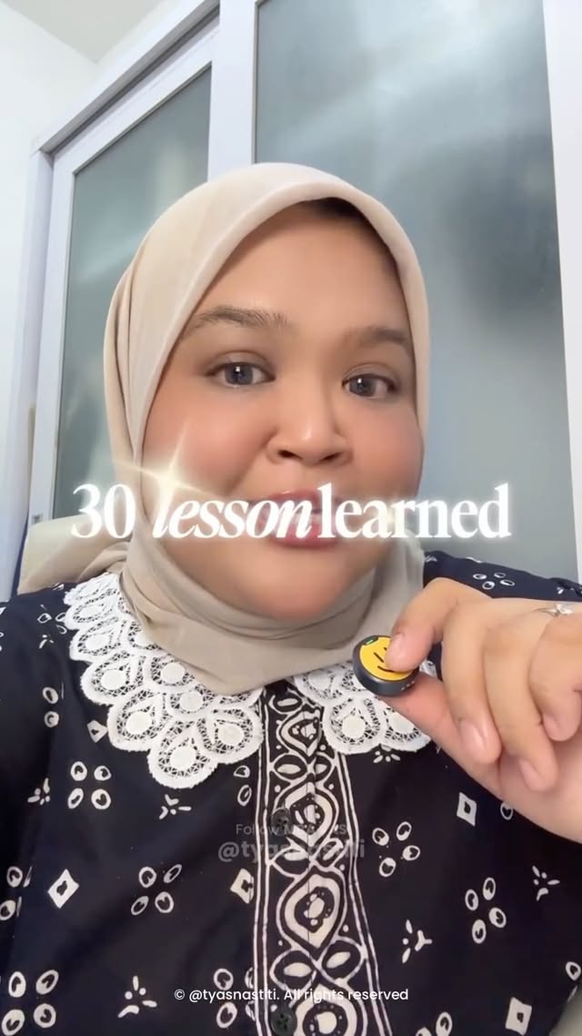 Hai! Nama aku Tyas Nastiti, mulai hari ini aku akan share 30 Lesson Learned yang mungkin berguna buat kamu. Video 30 Lesson Learned ini bakal aku upload berurutan dan diharapkan bisa jadi pengingat untuk tetap semangat dan sayang sama diri sendiri. Juga semoga bisa membantu kalian yang punya masalah yang sama sepertiku, untuk tetap menjadi manusia kuat..Hope you like this kind of series 🖤✨ kalau ada topik yang mau dibahas, chat di komen aja yaaaa… 🫶🏻 by @tyasnastiti