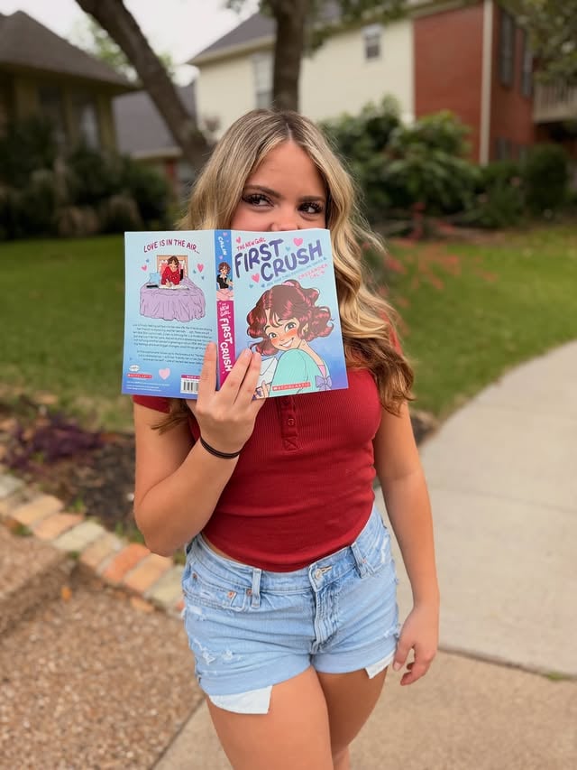 Hey Bestie Book Club! 💗📚 This month’s book is The New Girl: First Crush! by Cassandra Calin, and it’s all about navigating in a new place while also exploring a new crush. 😍 📚I relate to it because it shows real, awkward and fun moments that happen when you like someone for the first time. 💡My advice to besties who have a crush is: Be confident. Being yourself and not overthinking it is the best way to go. #bestiebookclub #girlslifemagazine @girlslifemag @glbestiebookclub @cassandracalin by @isabellaklein__