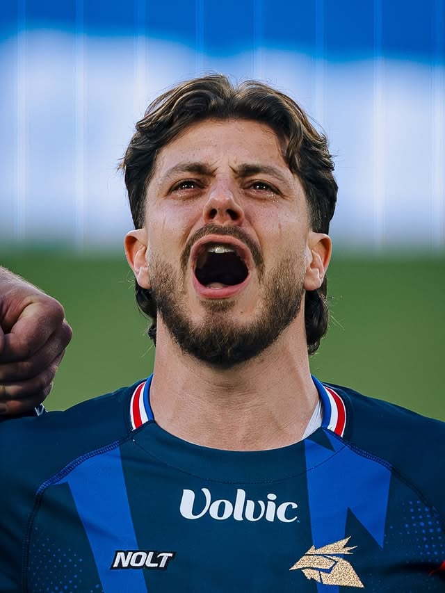 Honoré du privilège qui m’a été donné de vivre un rêve de gosse devant 42000 personnes, devant vous. Une marseillaise folle, un match de courageux avec des coéquipiers devenus des frères, et des légendes qui nous honorent de leurs présences. Ce rêve a vu le jour grâce à vous. Internet a changé ma vie. Merci @djaysonkaravane pour la confiance et cette chance que tu m’as offert, mon frère. @crunchcreator 📸 @smorcl by @nogodi_