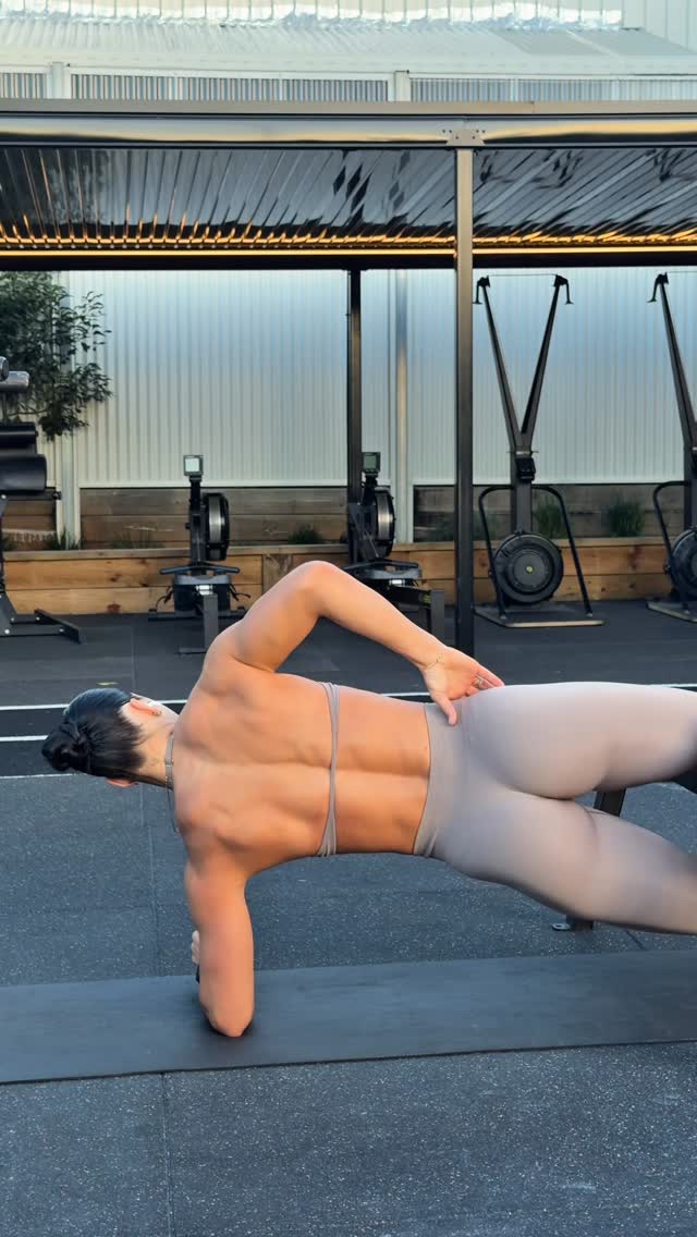Building & progressing. Warm ups are non-negotiable. I combine mine with mobility, drills and activation work to prepare my body and reduce injury risk.Today’s session has some eccentric exercises. Slow on the way down, explosive on the way up — squats, B-stance RDLs and weighted chin ups.Eccentric training builds strength, muscle control and tendon resilience. For sprint athletes it’s especially important, strong eccentric hamstrings reduce injury risk and improve performance on the track.Slowing movements down and controlling positions is where real progression happens.Drop a comment if you want to know more about any of the exercises ⬇️Wearing @oneractive • MINKY • ENHANCELIFT • SCode ‘DESI’ to save 🤍#athletetraining #sprinttraining #strengthtraining #eccentrictraining #plyometrictraining gymroutine by @desijohnsonn