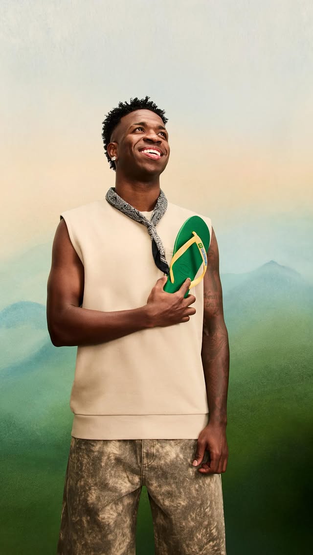 A mesma energia do campo, eu levo pra vida. 🇧🇷⚽️ De @havaianas, mantenho minhas raízes vivas e levo o meu molho brasileiro por onde eu for. Hora de mostrar pro mundo o que é o molho brasileiro! 🩴✨The same energy from the pitch, I carry for life. 🇧🇷⚽️ In my @havaianas, I keep my roots alive and bring my Brazilian flair wherever I go. Time to show the world the real Brazilian Flair!🩴✨@havaianas @havaianaseurope @havaianas.us by @vinijr
