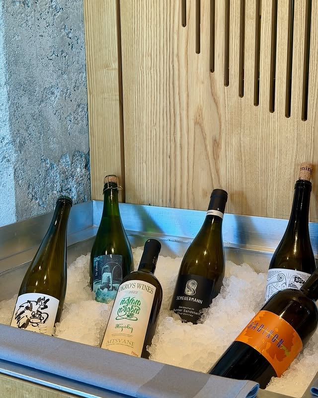 Wine and burgers? 🍷At Popl, you’ll find a curated selection of some of our favourite wines.Our selection is always changing, with a strong focus on high-quality natural wines.What do you prefer to drink with your burger? 🍔 by @poplburger