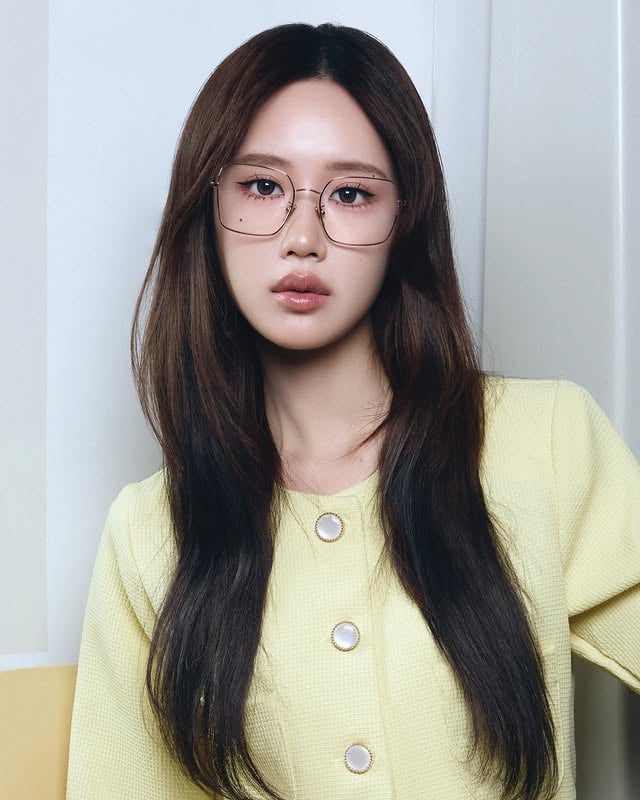 So excited to finally share that I’m joining the @VogueEyewear family as their first Thailand Brand Ambassador! 🕶️🤍To me, style is all about the journey the places we go, the characters we become and all the moments in between. Ready to see the world through my lens? ​เจนเย่ตื่นเต้นมากๆค่ะ ที่ในที่สุดก็ได้มาบอกทุกคนว่า ตอนนี้เจนเย่เป็นส่วนหนึ่งของครอบครัว @VogueEyewear ในฐานะ แบรนด์แอมบาสเดอร์คนแรกของประเทศไทยแล้ว! 🕶️✨​สำหรับเจนเย่ “สไตล์” ไม่ใช่แค่สิ่งที่ใส่ แต่คือทุกการเดินทาง ทุกสถานที่ที่ได้ไป และทุกเวอร์ชันของตัวเองที่ได้ค้นพบระหว่างทาง 🤍​​เพื่อนๆพร้อมเดินทางไปกับเจนเย่แล้วรึยังคะ ✨​​@vogueeyewear #VogueEyewear #JaneyehxVogueEyewear​ by @vogueeyewear