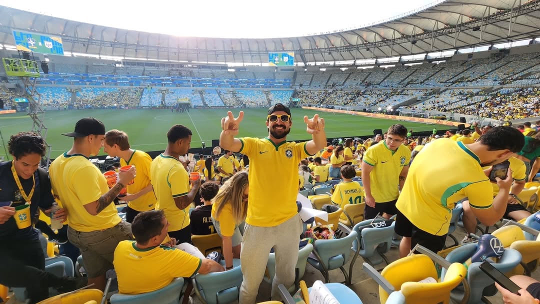 Ontem tive o prazer de assistir pela primeira vez um jogo da seleção num estádio e foi legal demais estar um dia antes do meu aniversário no Maracanã lotado com direito a goleada! 😀💛⚽️ É o tipo de experiência inesquecível que dá pra fazer gastando "pouco" dinheiro. Quanto custou?🚙: Fomos de carro com 5 amigos e rachamos a gasolina e os pedágios. 4h50 de estrada. Deu mais ou menos R$95 por pessoa. 🛌: Dormimos na casa de uma casal maravilhoso, sogros de um dos amigos em Nova Iguaçu. Eles fizeram um cafezão e um bolo de cenoura com chocolate pra comemorar meu aniversário. Dormimos em camas e colchões infláveis. Simples, mas muito mais divertido que num hotel. Custo zero!⚽️: O jogo tinha ingressos entre R$100 e R$400, com possibilidade de pagar meia-entrada. A gente gastou R$150 pra ficar na arquibancada lateral. Obs. Os lugares com ingressos mais baratos são muito mais legais. Nos setores mais caros, muita gente nem se empolga, não canta muito, assiste o jogo sentado e fica mexendo no celular. O setor que a gente estava era muito mais empolgante.🍔: Almoçamos num restaurante em Copacabana (R$78) e a noite numa hamburgueria (R$48). Contando outros gastos na estrada e água, foi um total de, mais ou menos, R$150.VALOR TOTAL: R$395 pra ir pro Rio de Janeiro, pegar uma praia em Copacabana, comer e assistir um jogo da Seleção no Maracanã. 💛🙌🏼⚽️🎯Poderia ter gastado mais? Sim. Mas o SIMPLES muitas vezes é bem mais legal e divertido que o LUXO. #Brasil #Maracana #Selecaobrasileira #BrasilXPanama #Futebol by @eduardofeldberg