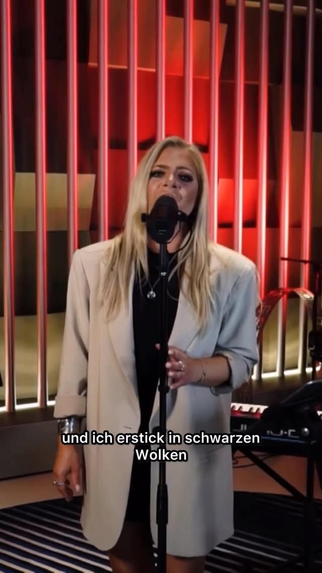 Manchmal merkt man erst viel zu spät, dass man für jemanden gebrannt hat, der immer schon auf dem Weg nach draußen war. ❤️‍🔥@wolfgangpetry_das_original by @marinamarx_official