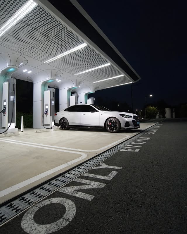 Quick Juice Up 🧃#BMWMRepost @xz1hun#BMW #BMWM #MElectrifiedPaint finish shown: Alpine WhiteBMW i5 M60 xDrive Sedan. Mandatory information according to German law 'Pkw-EnVKV' based on WLTP: energy consumption combined: 19.5-19.4 kWh/100 km; CO₂ emissions combined: 0 g/km; CO₂ class: A; electric range: 473-474 km.