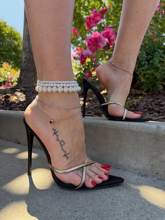 My red pedi looks so bright with the flowers behind me 😍Beautiful details always make the whole look feel special 😉On a sunny day, a polished pedi adds the perfect touch 🔥It’s like a little signature detail, elegant, bright, and flawless 🥰