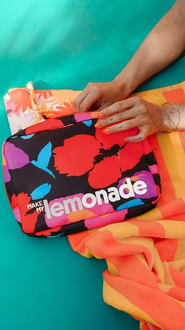Summer is calling : une trousse s’invite dans vos commandes en ligne dès 120€ d’achat jusqu’à dimanche soir minuit ! Avec sa contenance et son intérieur imperméable, c’est l’alliée parfaite pour ranger sa crème solaire et son maillot après la baignade. (On s’y voit déjà par ici.)

Dans la limite des stocks disponibles.