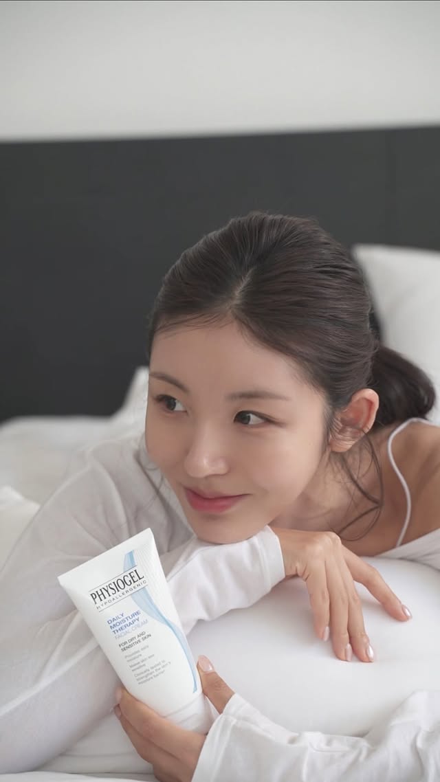 #광고 @physiogel_korea제가 실제로 1년넘게 사용중인 피지오겔 DMT페이셜크림 소개해요!🧴저를 오래본 친구들은 알겠지만, 작년 요맘때 엄청다이어트로 인해 몸에 밸런스가 무너지면서 피부가 완전 뒤집어졌거든요. 그때부터 내피부 살린 피지오겔,, 광고받다니 나 솔직히 영광....✨✨✨10년 연속 1등 보습장벽크림답게 단 1회 사용만으로도 보습력 2배 개선되고, 건조로 무너진 피부장벽도 +101.3% 개선된다는 거 믿겨요여러분? 민감 피부는 물론, 여드름 피부도 안심하고 쓸 수 있는 논코메도제닉 테스트까지 완료라서 더 믿음 가요!179년 독일 피부 과학의 힘, 1,000만개 이상 팔린 국민템은 역시 다르잖아요. 예민해지거나 피부뒤집어진 어느날은 꼭 한 번 써보세요💗#피지오겔 #physiogel #피지오겔dmt #장벽크림 by @mirumik