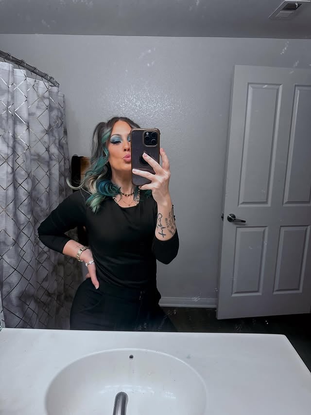 I’ll be back in Las Vegas at the end of the month! 🖤Surprising my little at his tournament! 🏀 It’s a secret. 🤫 🤭 by @fit_to_fat_to_fabulous