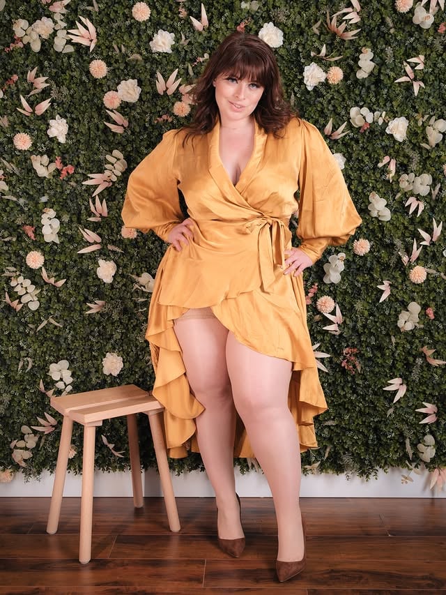 I feel like this would be a good dress to go out dancing in. Would ya like to take me out dancing? 💛 by @ubeayork