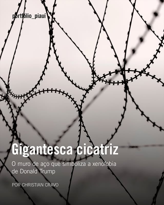 A fronteira dos Estados Unidos com o México tem pouco mais de 3 mil km. Cerca de 30% dela não exibe nenhuma barreira física. No restante, há vários tipos de anteparos, como um extenso muro de aço. Erguida pelo governo americano, a estrutura vazada e não contínua oscila de tamanho. Pode medir 5 metros de altura em certos pontos ou 9 metros em outros. Frequentemente, no topo do obstáculo, arames farpados reforçam a tarefa de afugentar os forasteiros indesejados. Guardas, câmeras, sensores de movimento e drones vigiam a fortaleza, que hoje simboliza a política anti-imigratória do presidente Donald Trump.Em setembro de 2025, o artista Christian Cravo fotografou diversos trechos do muro. O ensaio integra a série Paisagens antrópicas, criada para retratar ambientes naturais ou urbanos alterados por ações deletérias dos seres humanos. No site da piaiuí, você encontra uma seleção de fotos da série sobre a fronteira dos EUA. Link na bio e nos stories.@christiancravo by @revistapiaui