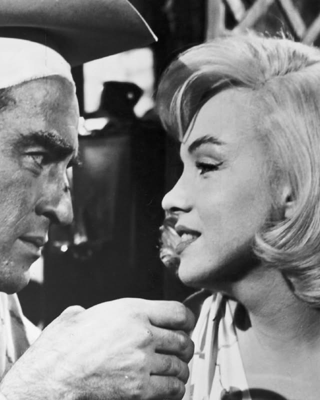📺 Mustangové | čtvrtek 4. 6. | 20:15 | ČT art🐎 Všichni mají právo na svobodu, lidé i zvířata. Poslední dokončený film Marilyn Monroe podle scénáře Arthura Millera.👉 Stárnoucí kovboj Gay, otřískaný rodeový jezdec Perce a mechanik s malým dvojplošníkem Guido se živí chytáním divokých koní, kteří stále ještě volně běhají v nevadské poušti. Jejich byznys však narazí na odpor Gayovy nové dívky, neurotické Roslyn, které se jeho podstata vyloženě příčí.#ceskatelevize #mustangove by @ceskatelevize