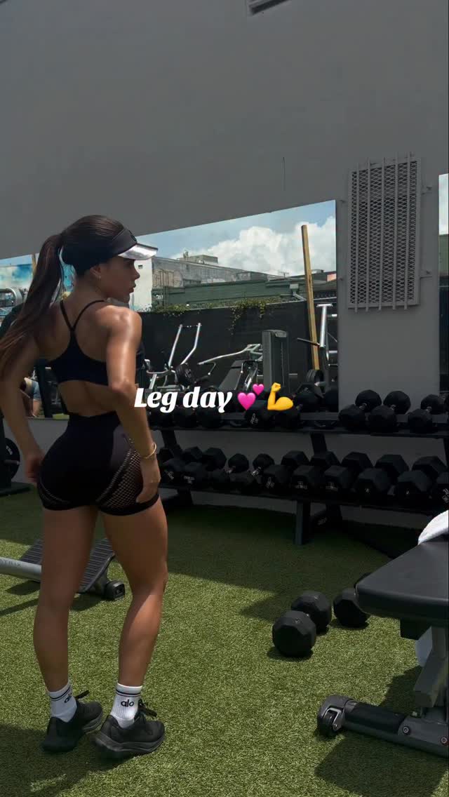 Leg day💕💪🏼The strongest thing I’m building isn’t my body… it’s my discipline, consistency, and confidence by @juanitagomz