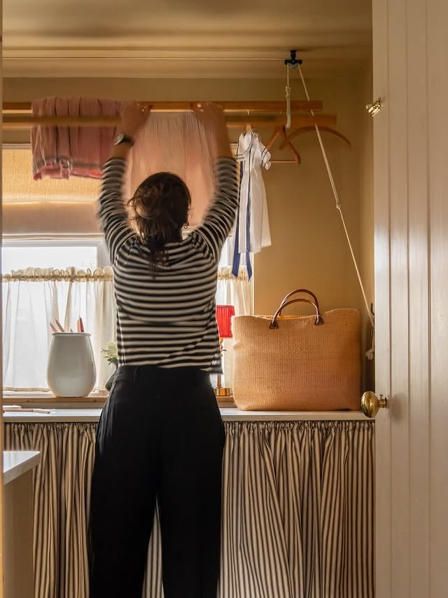 Back to it after time away! 🧺With a mound of washing to get through, I’m so missing our old laundry room and looking forward to designing our much needed new one!It’s easily one of the hardest working rooms in the house and yet probably the most overlooked too. A room that carries the chaos of family life, from odd socks and muddy shoes to the endless coming and going… With a thoughtful approach, it can become so much more than purely practical, and deserves just as much attention as your sitting room or kitchen.Beautiful, hardworking fabrics belong everywhere, especially in the spaces we use the most 👌 by @torimurphytextiles