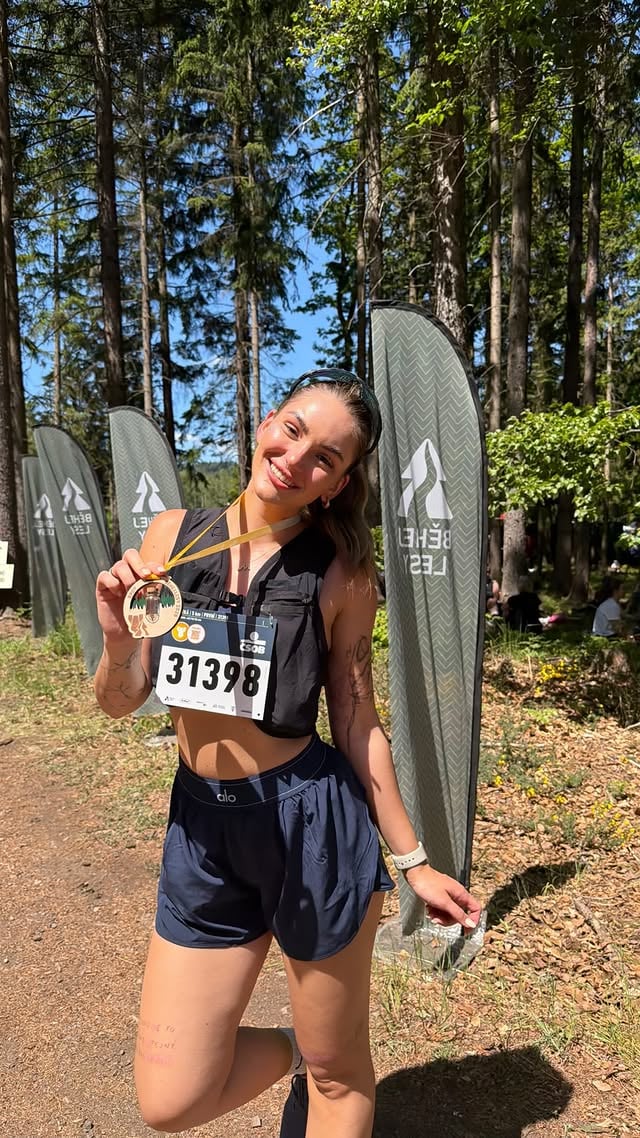 Děkuju moc @garnier_czsk za krásný zážitek a možnost zaběhnout si @behejlesy 🥹🫶🏻 už se těším na další!🤪🏃🏼‍♀️🌲 *spoluprace by @martinka_tres
