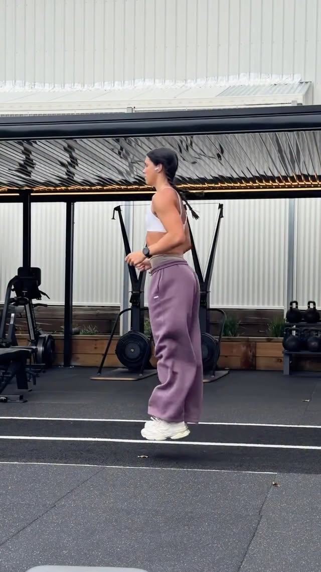 Working up a sweat 😅Wearing @oneractive - Softmotion strappy bralette white - Softmotion leggings sand - Foundations oversized straight leg joggers c0de DESI to save ✨#athletetraining #gymsprinter #trainingploymetrics by @desijohnsonn