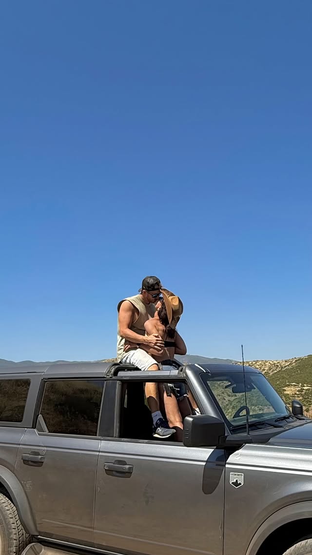 C’était nos 1eres vacances en couple… et j’avais une vraie crainte dont personne parle vraiment.Qu’on soit pas sur la meme longueur d’onde… niveau sport en vacances, nourriture, dynamisme des vacances, rythme des journées. moi, les vacances, je les vis à 200%. Je suis incapable de rester allongée 8h au bord d’une piscine 😭 J’avais peur qu’il trouve que je fais “trop”. Trop de sport. Trop de marche. Trop de trucs prévus. Trop de food healthy à tester. Trop d’énergie dès le matin. Trop de photos à prendre.“Et s’il voulait juste chill toute la journée à l’hôtel ?”Parce que les vacances, ça révèle une vraie partie de toi. Ton rythme de vie, Tes habitudes de vie, ta vision du bien-être.moi en vacances c’est : Se lever à 8h et partir jusqu’à 18h, fitness le matin, courir partout pour voir 100 endroits, tester les cafés healthy, marcher encore et encore juste pour le sunset 😭 pas de la piscine toute la journée pour ensuite se mettre des murges le soir vois-tu.Sauf qu’au lieu de me dire : “stp on peut juste rester à l’hôtel ? Je suis fatigué et C’est les vacances après tout ! ” … il était exactement dans la même énergie que moi.Il me propose de ressortir à 22h juste pour marcher et chill dans LA de nuit, il adore toutes les adresses healthy que je lui propose, s’émerveille devant les mêmes paysages que moi. est autant à l’affût des animaux sauvagesEt je crois que ça m’a fait réaliser un truc : être avec quelqu’un de compatible, c’est pas seulement s’aimer. C’est aimer vivre de la même façon, alignés. Énergie, sport, food, émotions. Être alignés sir Le lifestyle, Le mouvement.La façon de voir le monde.L’entourage est hyper important pour ton style de vie, et comme on dit, tu es la moyenne des 5 personnes qui t’entourent. by @karoline.ro