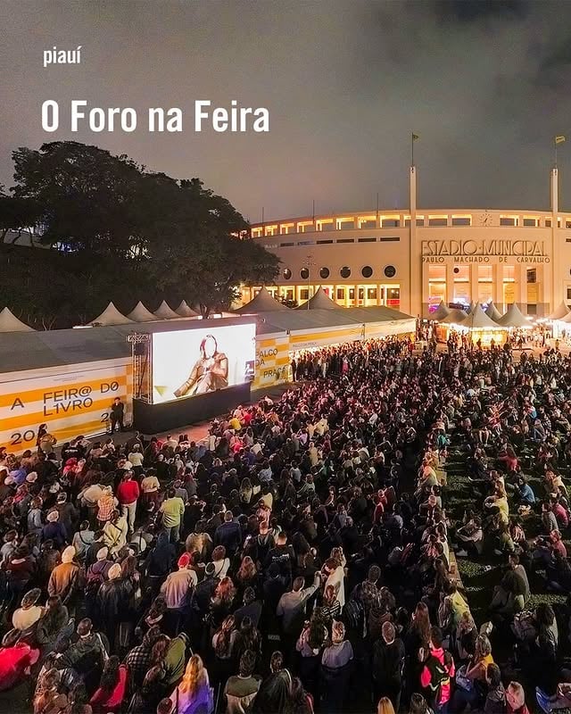 Cenas do Foro de Teresina ao vivo n’A Feira do Livro na noite deste sábado (30) na Praça Charles Miller, em São Paulo.Com @fernandobarrosesilva_, @celsorochadebarros e @anaclaracosta____Direção: @marifaria____ by @revistapiaui