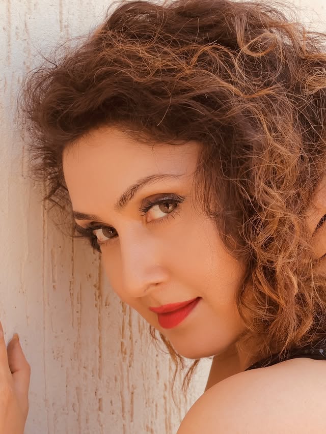 ❤️🖤 📸 @advait_vaidya #redlips #portrait #manjarifadnis by @advait_vaidya