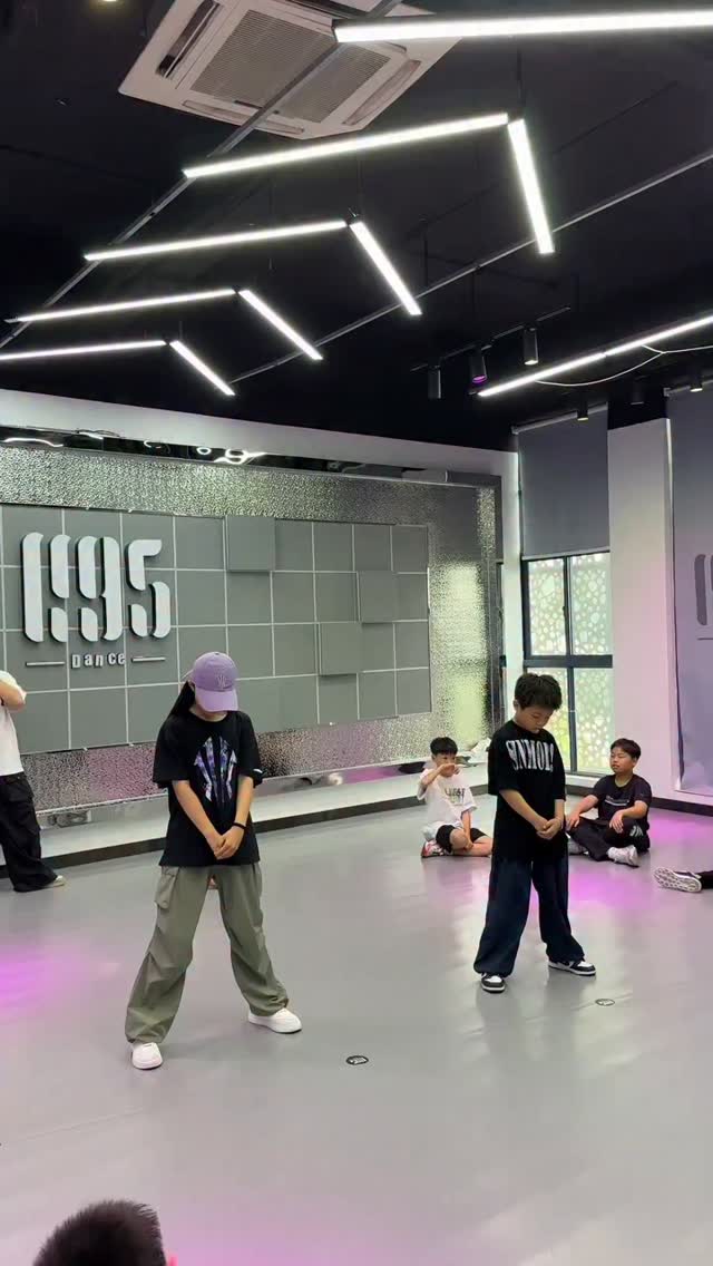 为了赢 帽子🧢已飞#长兴街舞 #暑假班火热招生中Follow for more 🥰♥️Credit douyin:Lucky hang hang #jech123 #dancekids by @jech.1234