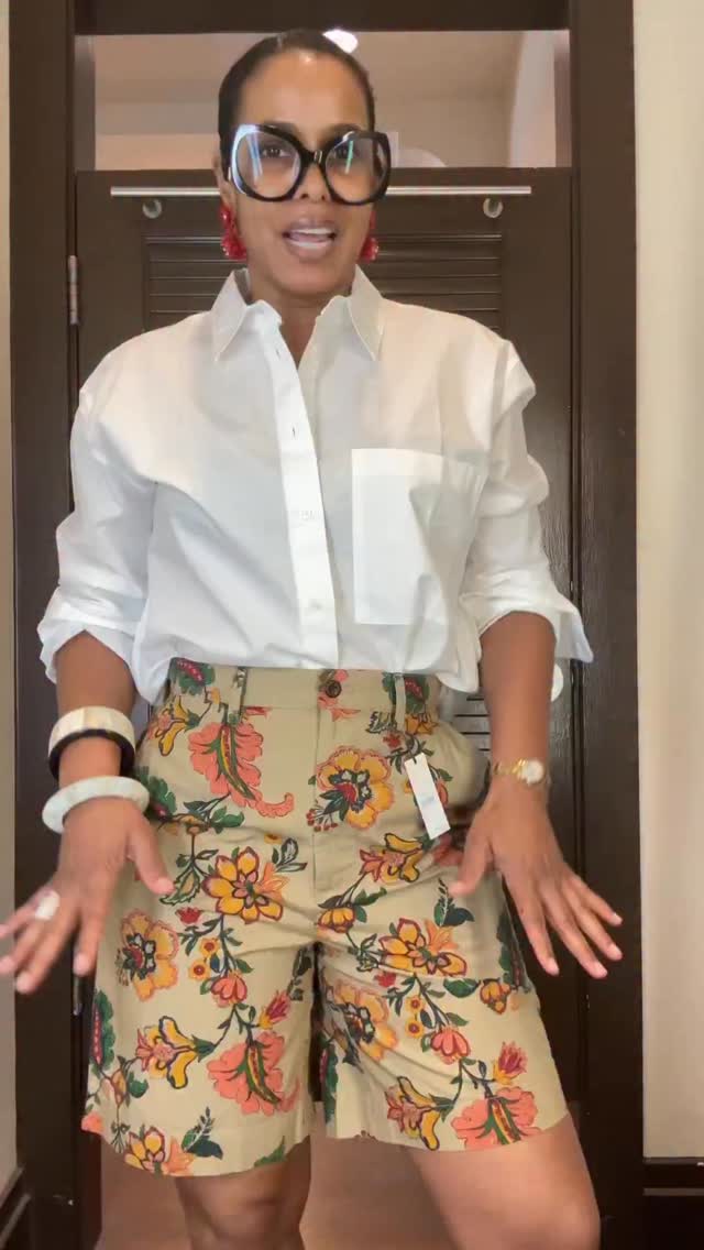 If you only wanna wear the clothes currently in your closet, do not go to @bananarepublic.😜 I didn’t have time try on everything I wanted.  So I will have to go back just to 👀👀. The print of these shorts immediately caught my attention.  And I have added them to my list.❤️ Anyway, BR has some nice pieces in their June edit. 

Let me go find some earrings to match…..🤣

Comment SHORTS below to receive a DM with the link to this post on my LTK ⬇ https://liketk.it/6eMPa

#thisisbengela #bananarepublic #summerstyle #getdressed #fashionover50