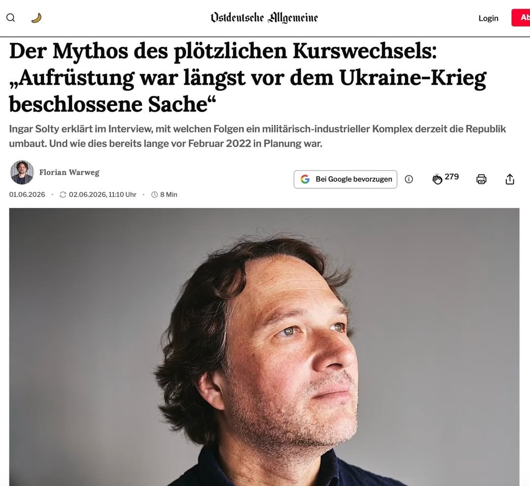 Puh, was für ein gutes & wichtiges Interview mit Ingar Solty... Der Mythos des plötzlichen Kurswechsels:„Aufrüstung war längst vor dem Ukraine-Krieg beschlossene Sache“Nur drei Tage nach Beginn des Ukraine-Krieges proklamierte OlafScholz die „Zeitenwende“ – und damit eine der weitreichendstenpolitischen Weichenstellungen der Bundesrepublik. 100 Milliarden Euro Sondervermögen, dann 500 Milliarden für die Aufrüstung, ein verändertes Grundgesetz, ein neues Verhältnis zum Militärischen bis hinein in Kitas und Klassenzimmer.Der Politikwissenschaftler Ingar Solty, Referent für Friedens- undSicherheitspolitik bei der Rosa-Luxemburg-Stiftung, hat dazu eine Flugschrift vorgelegt: „Innere Zeitenwende“. Im Gespräch mit dieser Zeitung seziert er die ökonomischen Mythen hinter dem Zeitenwende-Narrativ, und die soziale Dimension der Aufrüstung.OAZ: Sie kritisieren in Ihrem Buch, dass weder das 100-Milliarden-Sondervermögen 2022 noch die 500-Milliarden-Aufrüstung 2025 von einer breiten gesellschaftlichen Debatte begleitet wurde. Selbst Habeck räumte später ein, dass er als Vizekanzler vom Umfang überrascht wurde.Wie konnte eine derart weitreichende Weichenstellung an Parlament und Öffentlichkeit vorbei durchgesetzt werden?SOLTY: Durchgesetzt werden konnte sie vor dem Hintergrund des Schocks über den Kriegsausbruch in der Ukraine – womit die Allerwenigsten gerechnet hatten. In diesem Kontext konnte die Aufrüstung als Reaktion auf diesen Krieg dargestellt werden. De facto aber waren die wesentlichen Entscheidungen längst beschlossene Sache oder in der Pipeline. Im Koalitionsvertrag vom 24. November 2021 steht zwar etwas von einer abrüstungspolitischen Offensive. Aber im Kleingedruckten siehtman: Abgerüstet werden sollten eigentlich nur Waffen, dieDeutschland gar nicht hat – nämlich Atomwaffen. Alle anderen sollten angeschafft werden: bewaffnungsfähige Drohnen, F-35-Kampfflugzeuge, Transporthubschrauber. Das alles passierte, bevor es die ersten Warnungen vor eiDas alles passierte, bevor es die ersten Warnungen vor einer möglichen Invasion gab.(Ich habe das gesamte Interview kopiert und bei X und Facebook eingestellt...) (Sie werden mit den Ohren schlackern) by @martinhsonneborn