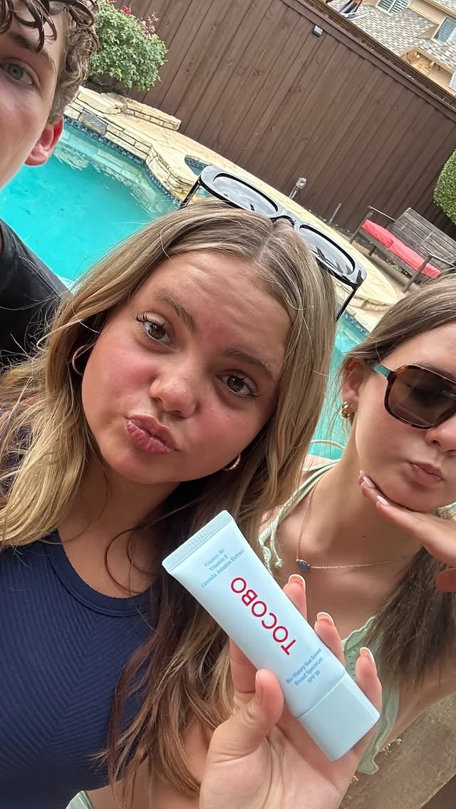 It’s summertime, so I’m in my sun era! ☀️🌊😎 I use @tocobo_official sunscreen to protect my face from UV rays while hanging out by the pool. The lip mask helps keep your lips from drying out and is so soft and moisturizing. 💗#unboxing #zigazookids #tocobosunscreen by @isabellaklein__