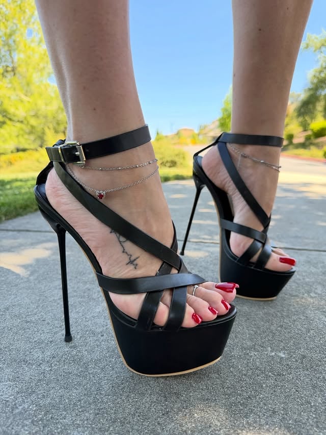 Side view ❤️I’m a little jealous that you get to enjoy this view more often than I do 🥰I love platforms and delicate thin heels, this combo is just something special 😍