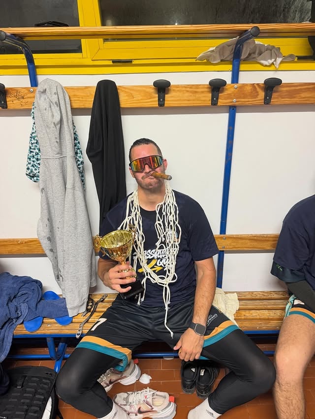 …mi sono messo ora nel letto …bollito come sempre …

E pensavo che comunque non c’è nulla da fare …vincere e’ troppo bello …chi mi conosce sa quanto io sia competitivo e quanto odio perdere … si anche in promozione 😅

…ho avuto la fortuna di vincere qualcosa tra serie A2 e B ma vincere un campionato …a prescindere dalla categoria ,e’ sempre una figata 🏆❤️ …

Quando “firmai “ quel foglio di carta ad ottobre , con Gae Tommi e Lore (matti come me ), gli dissi che in 2 anni , però saremmo dovuti  arrivati in serie C …loro mi dissero…
”va bene anche in 5 Fede …”
…io gli risposi che in 5 saremmo stati in B2 😂✈️…

..non c’è nulla da fare …questa palla arancione e’ troppo bella ..anche a 36 anni …❤️

Grazie a tutti i miei amici livornesi per i bei messaggi 🫶🏼

Buonanotte e scusate per la prima foto 🙃 💫✨