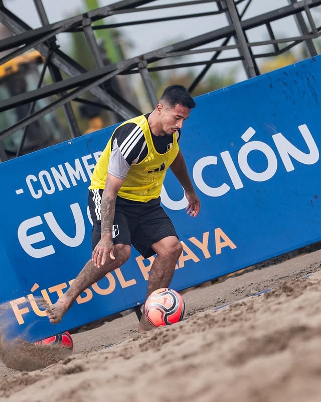 !𝗬𝗮 𝗶𝗻𝘀𝘁𝗮𝗹𝗮𝗱𝗼𝘀 𝗲𝗻 𝗘𝗰𝘂𝗮𝗱𝗼𝗿! 🏝️ #LaBicolor🇵🇪 de Fútbol Playa Sub20 y Mayor arribaron a la ciudad de Esmeraldas y realizaron su primer entrenamiento en la ciudad ecuatoriana. #UnSentimientoQueNosUne by @labicolor